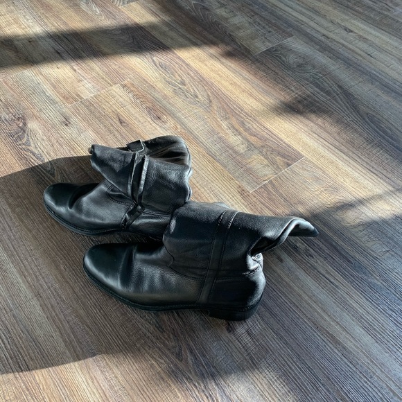 Banana Republic Women’s black leather boots - Picture 3 of 4